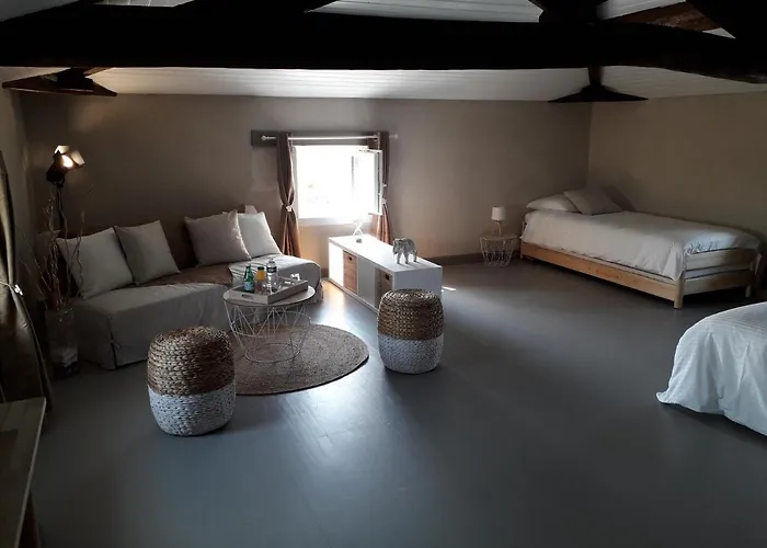 לינה וארוחת בוקר Le Marais Picotin 3*