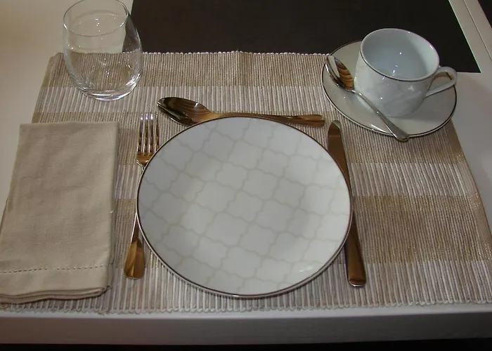 לינה וארוחת בוקר Le Marais Picotin 3*