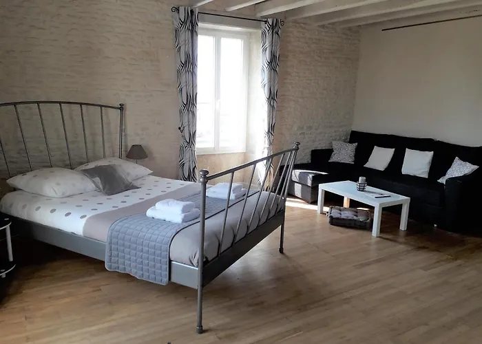 לינה וארוחת בוקר Le Marais Picotin 3*