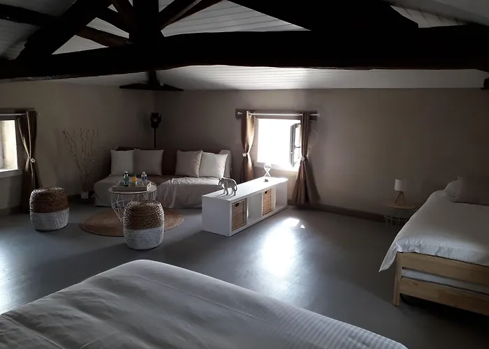 לינה וארוחת בוקר Le Marais Picotin 3*